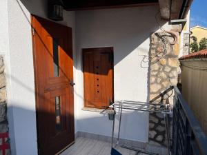 an open door of a house with a balcony at Haus Anke in Selce