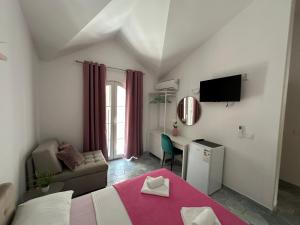 TV a/nebo společenská místnost v ubytování R&A Apartmani Bečići