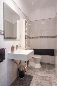 Bilik mandi di NEW Portola House by YMR +47 gambar