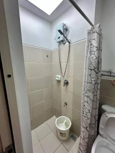Ένα μπάνιο στο Cozy Condo at South Residences +5 φωτογραφίες