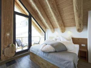 Giường trong phòng chung tại Cosy, modern Canadian wooden chalet