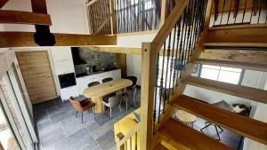 an overhead view of a kitchen and a table in a room at Aux charmes flamands in Wemaers-Cappel