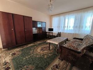 un soggiorno con un divano e un tavolo di Квартира в Севане a Sevan