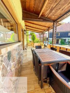 an outdoor dining area with a table and chairs at Wohnperle Bauernhaus Meusegast in Dohna