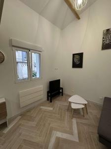 ein Wohnzimmer mit Sofa und Tisch in der Unterkunft Studio indépendant proche de Paris in Vitry-sur-Seine