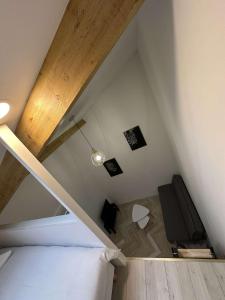 ein Dachzimmer mit einem Bett und einem Stuhl in der Unterkunft Studio indépendant proche de Paris in Vitry-sur-Seine