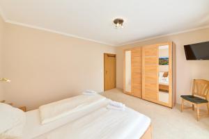 Una cama o camas en una habitación de Gästehaus Binz-Meyer Heldensicht