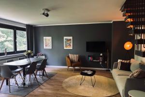 a living room with a table and a couch at Apt Prinzessin Cecilie Zentral Zimmerprinzen in Oldenburg