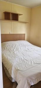Een bed of bedden in een kamer bij Camping Baroudeurs