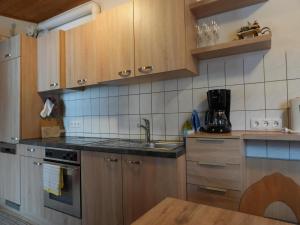 Kuchyň nebo kuchyňský kout v ubytování Group Holiday Home in Hippach with dreamy views