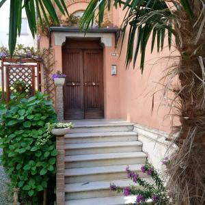 リード・ディ・ヴェネツィアにあるB&B Tra Mare e Lagunaの木製の扉につながる一連の階段