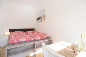 sypialnia z łóżkiem i stołem w obiekcie Vienna City Apartment Kempelengasse w Wiedniu