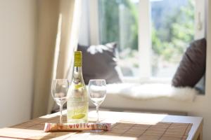 eine Flasche Champagner und zwei Weingläser auf dem Tisch in der Unterkunft Vienna Living Apartments - Kempelengasse in Wien