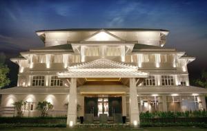 un grande edificio bianco con facciata illuminata di BTS Asoke 6bedroom townhouse a Bang Kapi