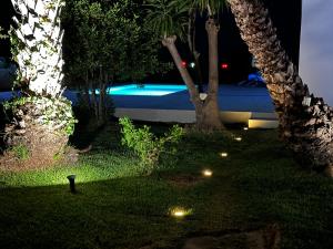 奇尼斯浦西拉度假屋的夜晚在院子里有冲浪板的房子