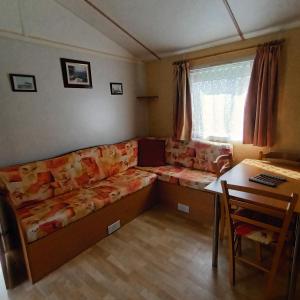 Een zitgedeelte bij Camping Baroudeurs