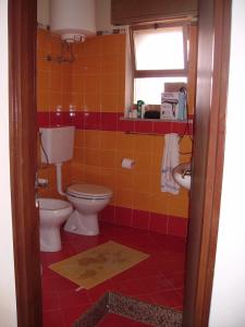 a bathroom with a toilet and a sink at Finestra sul mare in Calabernardo