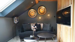 a living room with a couch and a table at Studio Balneo, Ciel étoilé, Escapade Cosy in Belfort