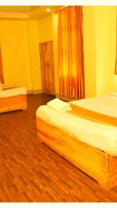 Postel nebo postele na pokoji v ubytování Shillong City Hotel