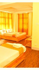 Postel nebo postele na pokoji v ubytování Shillong City Hotel