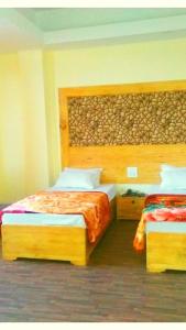 Postel nebo postele na pokoji v ubytování Shillong City Hotel