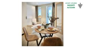 une pièce avec une table, des chaises et un lit dans l'établissement APARTAMENTOS BOUTIQUE ALTZOAN Aparcamiento gratis y supermercado a 2 metros, à Zarautz