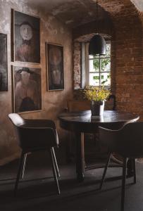 a dining room with a table and chairs at Wietorówka in Lubomierz