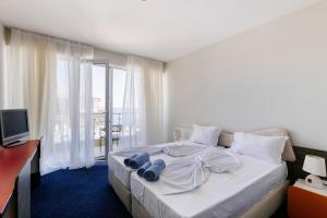 Postel nebo postele na pokoji v ubytování APOLONIS hotel