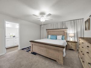 Katil atau katil-katil dalam bilik di Bright & Charming 4BR Home in Ocala home