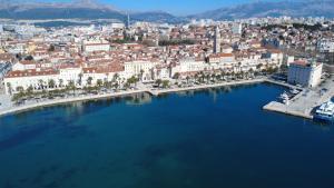 eine Luftaufnahme einer Stadt mit einem großen Gewässer in der Unterkunft Tortosa Blue in Split