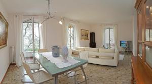 a living room with a table and a couch at Villa Linda Bardolino in Bardolino