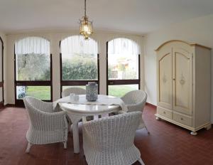 a dining room with a white table and chairs at Villa Linda Bardolino in Bardolino