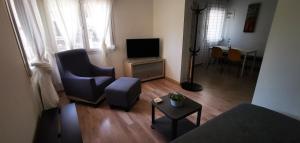 un salon avec un canapé et une télévision dans l'établissement Nea Elvetia Metro Station apartment Thessaloniki-Νέα Ελβετία Στάση Μετρό Θεσσαλονίκη, à Thessalonique