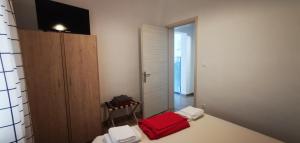 une chambre avec un lit avec un objet rouge dessus dans l'établissement Nea Elvetia Metro Station apartment Thessaloniki-Νέα Ελβετία Στάση Μετρό Θεσσαλονίκη, à Thessalonique