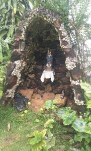 Un modelo de un arco de piedra en un jardín. en Cop30 -Sítio família, en Belém
