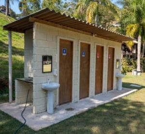 Un baño pequeño con inodoro y lavabo. en Cop30 -Sítio família, en Belém