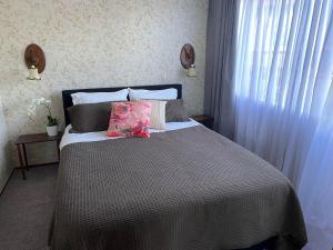 Katil atau katil-katil dalam bilik di The Bach at Perehipe -Short walk to beach