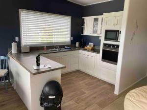 Dapur atau dapur kecil di The Bach at Perehipe -Short walk to beach +20 gambar