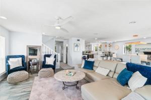 ポート・セント・ジョーにあるPrivate Pool, Beach Access, Luxe Kitchen, Fire Pit & Outdoor Entertaining Spaceのソファとテーブルのあるリビングルーム