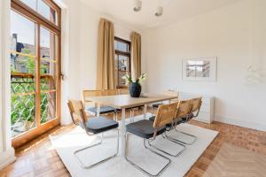 a dining room with a table and chairs at 4BR Apartment - WIFI - NETFLIX - BUSINESS - ZENTRAL - KÜCHE in Wiesbaden
