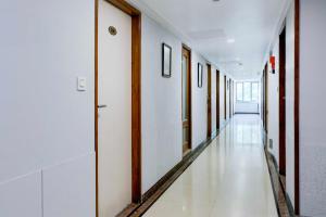 un pasillo vacío de un pasillo del hospital en Hotel O Rajkot Mahatma Gandhi Museum, en Rajkot