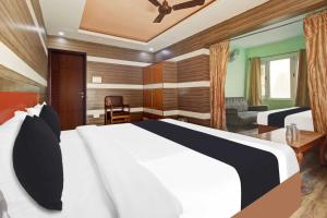 Postel nebo postele na pokoji v ubytování Hotel O Rajbagh