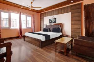 Postel nebo postele na pokoji v ubytování Hotel O Rajbagh + 25 fotografií