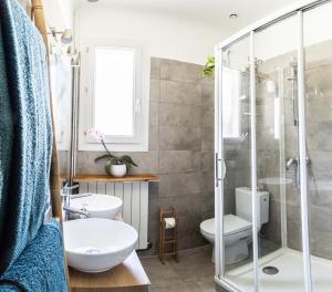 Un baño con ducha, lavabo e inodoro. en Villa Philipp'inn, en Arles 31 fotos más