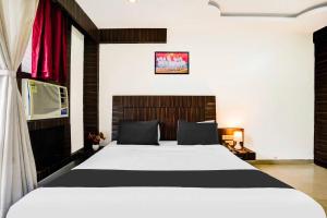 シルディにあるHotel O Shirdi Near Sai Baba Templeの部屋にある大きな白いベッドのある寝室