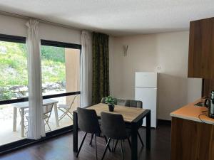 Kuchyňa alebo kuchynka v ubytovaní Studio confortable à Jausiers avec terrasse et accès piscine, idéal pour 4 personnes - FR-1-165B-56