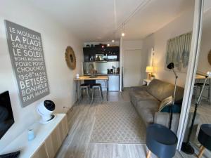 Et tv og/eller underholdning på C208 Studio Cabine avec Terrasse proche Plage