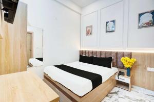 Postel nebo postele na pokoji v ubytování Hotel O Surajpur Chowk Greater Noida