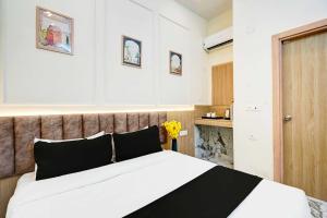 Postel nebo postele na pokoji v ubytování Hotel O Surajpur Chowk Greater Noida