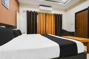 Ένα ή περισσότερα κρεβάτια σε δωμάτιο στο Hotel O Indore Near Omax City 1